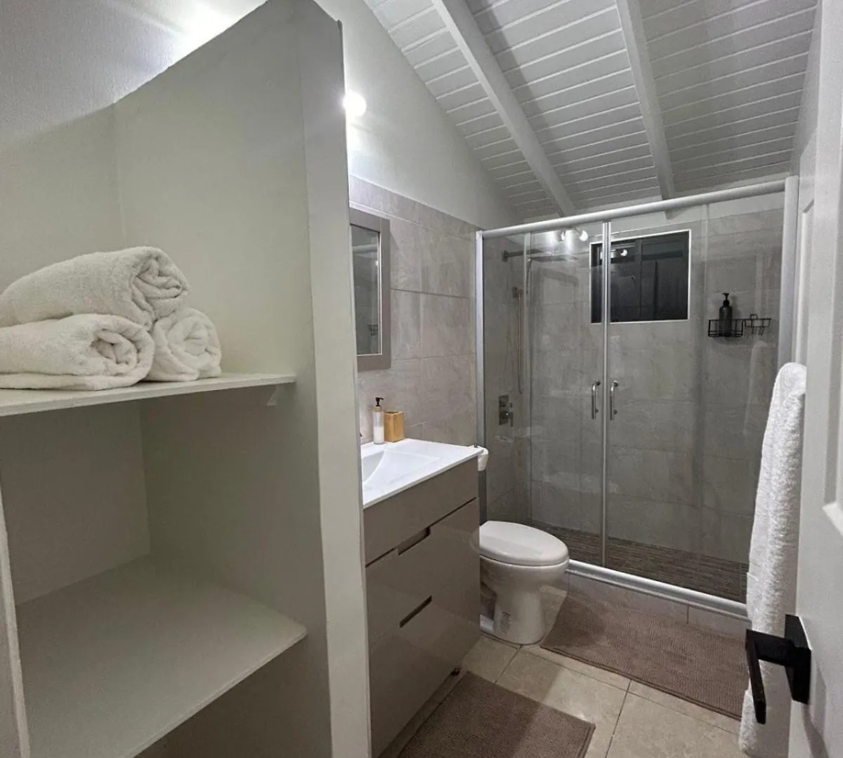 Modern Vacation Home Near Beach Falmouth 0*,  Jamaica