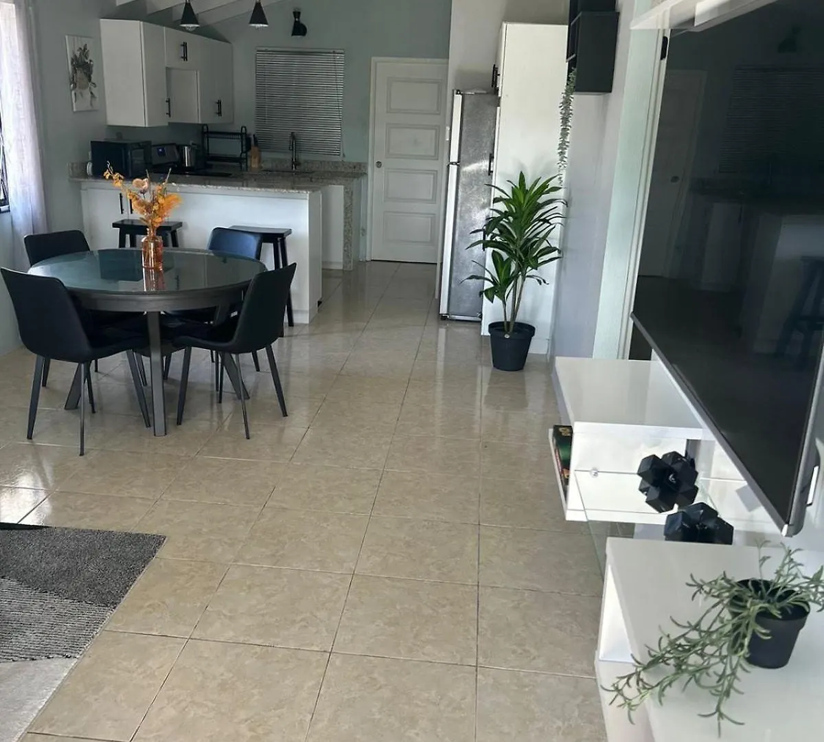 Modern Vacation Home Near Beach ファルマス 別荘