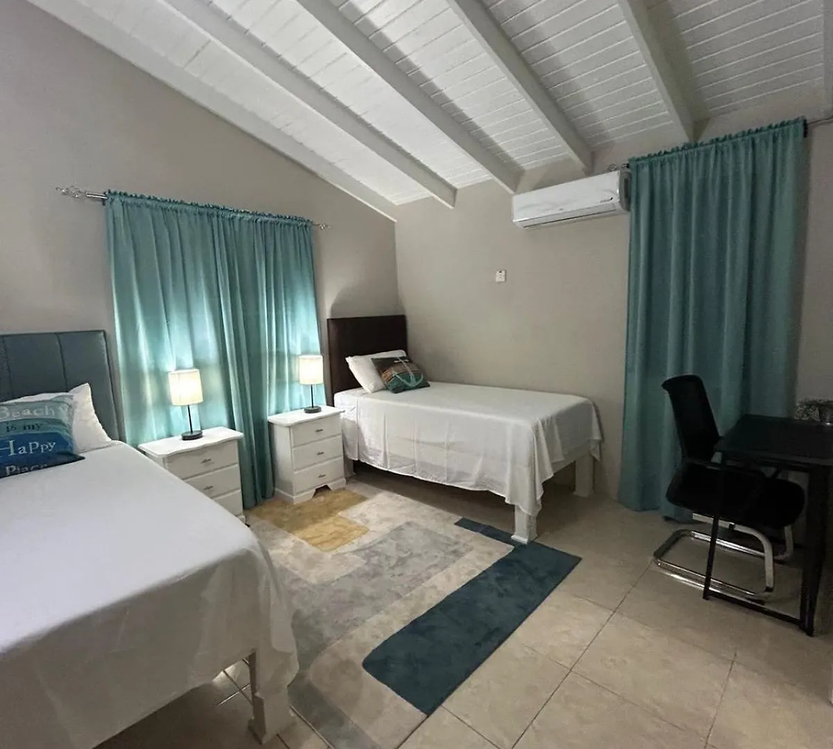 Modern Vacation Home Near Beach ファルマス 0*,