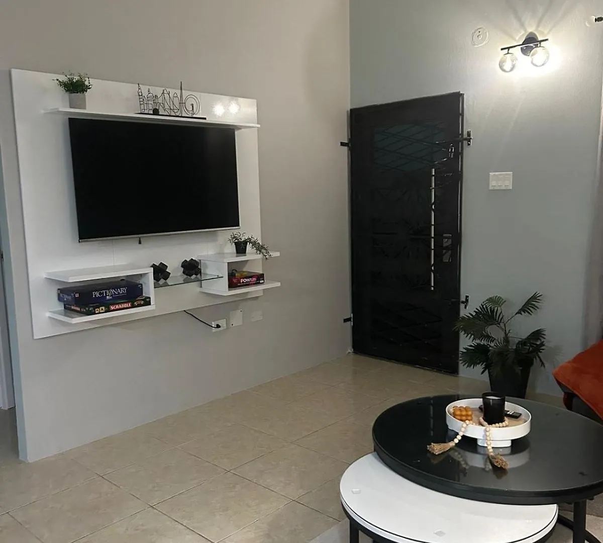 Modern Vacation Home Near Beach ファルマス 別荘
